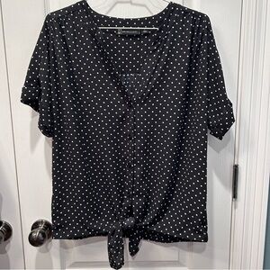 New York & Co. Black & White Polka Dot Short Sleeve Elastic Bottom Blouse Large